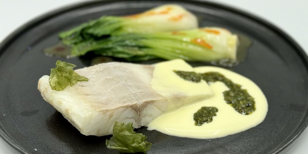 LUBINA AQUANARIA CON SALSA DE LEVADURA Y PAK CHOI (John Regefalk)